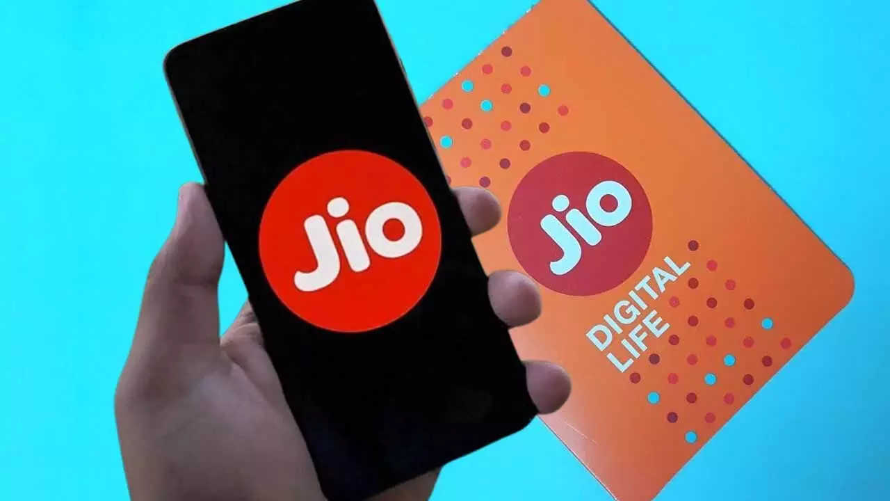 Jio Emergency Data Loan: হঠাৎ ডেটা শেষ? টাকা নেই? কীভাবে জিও-র এমার্জেন্সি ডেটা লোন পাবেন