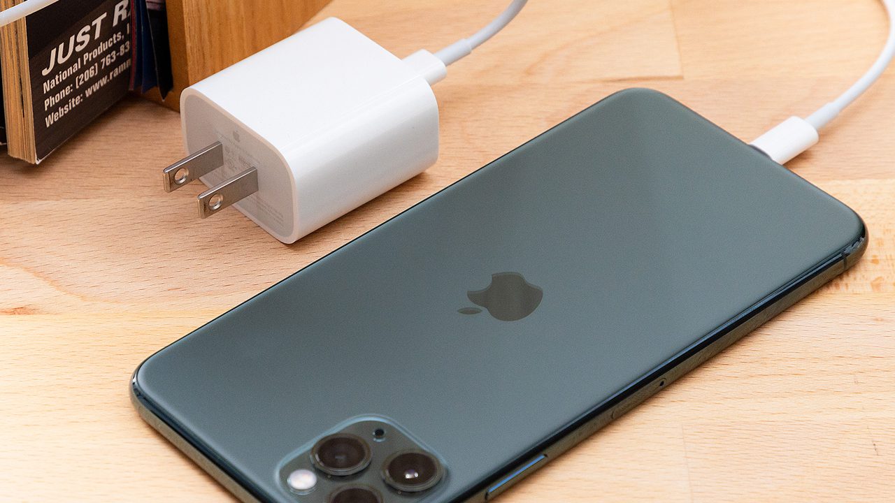 চার্জার ছাড়া iPhone বেচায় ১৫০ কোটি টাকার বেশি জরিমানা, বিপাকে Apple