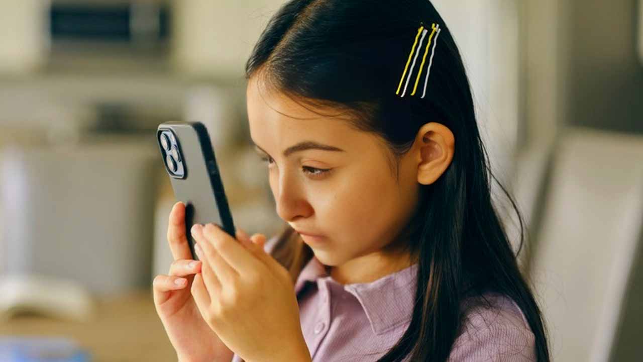 Phone Tips: ফোন চালালেও চোখ খারাপ হবে না, আজই অন করুন এই ফিচার