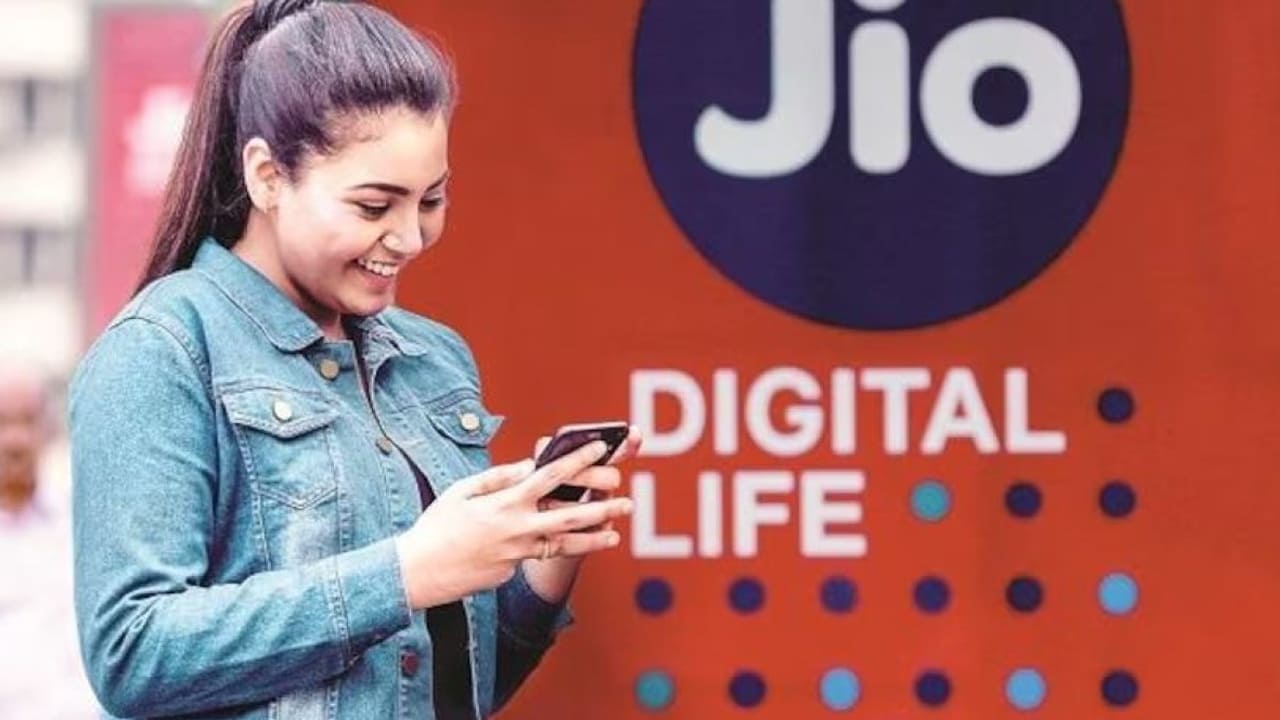 Reliance Jio rs 1958 plan benefits vs rs 2025 recharge plan comparison