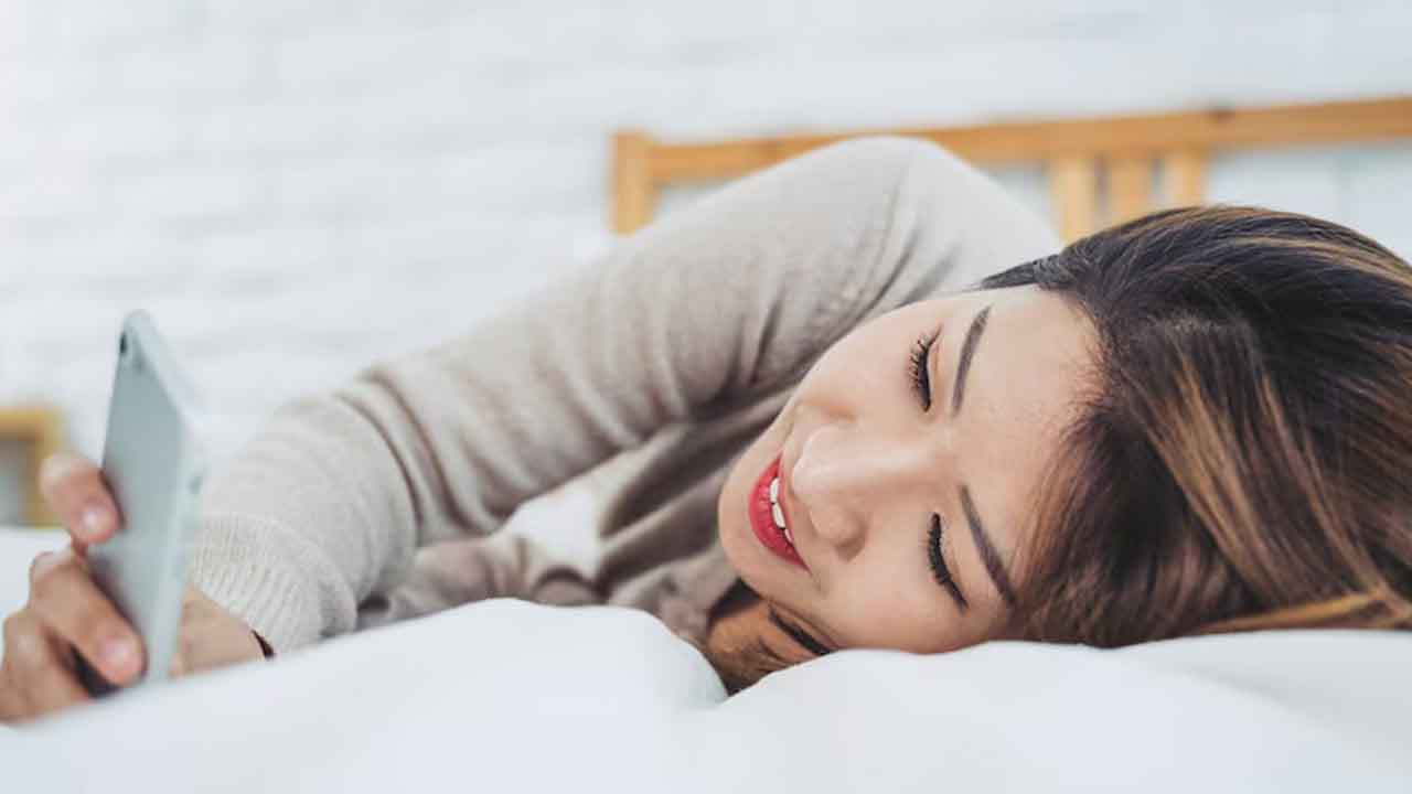do-you-use-smartphone-immediately-after-waking-up-in-the-morning-can-cause-serious-problems