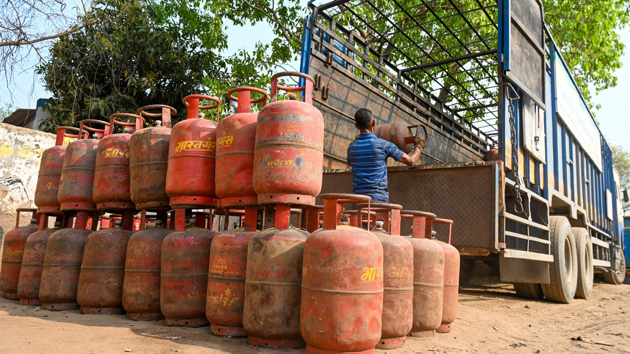 important-news-how-to-file-complaint-against-indane-bharat-gas-hp-dealers-if-booked-lpg-cylinder-is-not-delivered